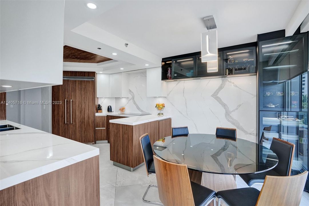 Недавно продано: $3,000,000 (4 спален, 4 ванн, 3340 Квадратных фут)