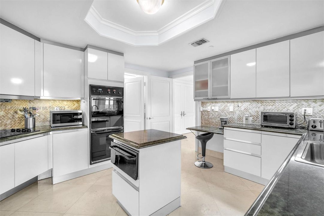 Recently Sold: $2,900,000 (2 beds, 3 baths, 2570 Square Feet)