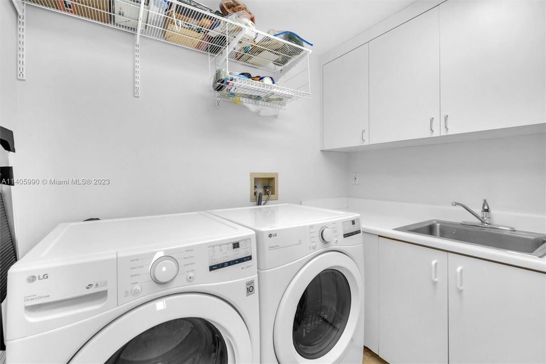 Recently Sold: $2,900,000 (2 beds, 3 baths, 2570 Square Feet)