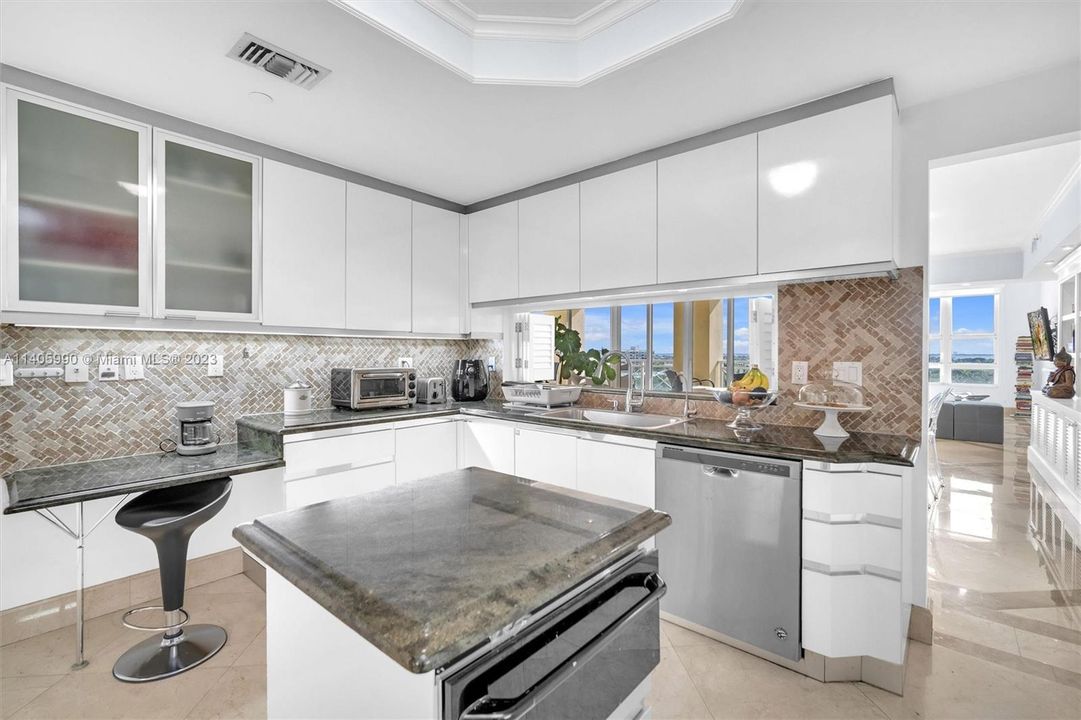 Recently Sold: $2,900,000 (2 beds, 3 baths, 2570 Square Feet)