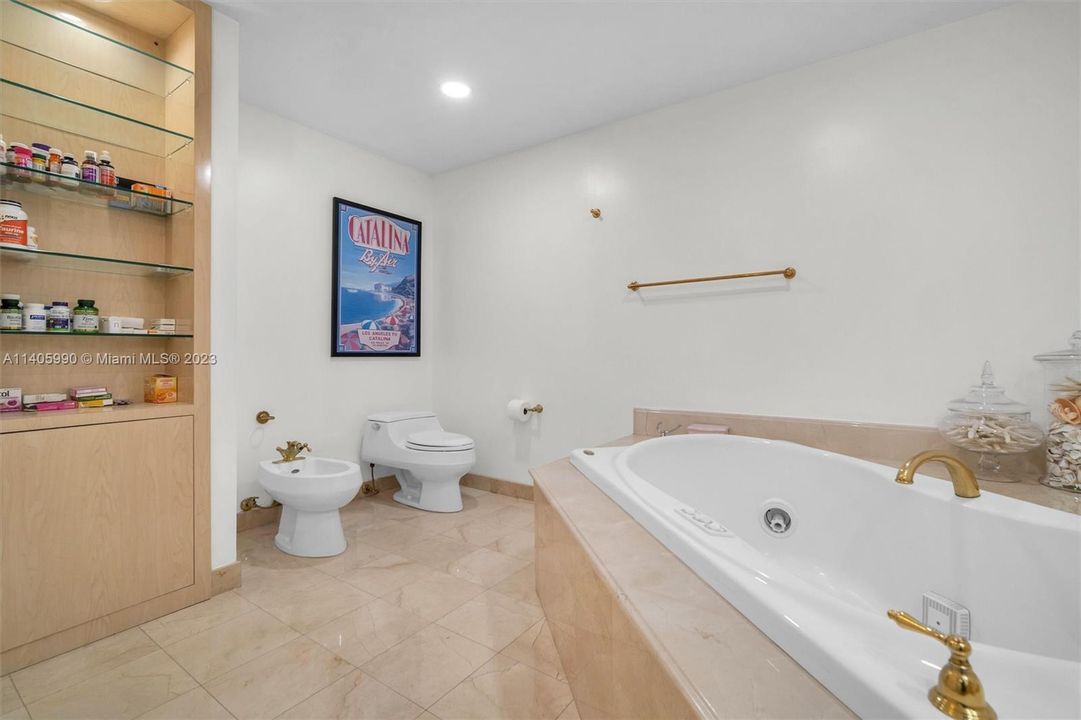 Recently Sold: $2,900,000 (2 beds, 3 baths, 2570 Square Feet)