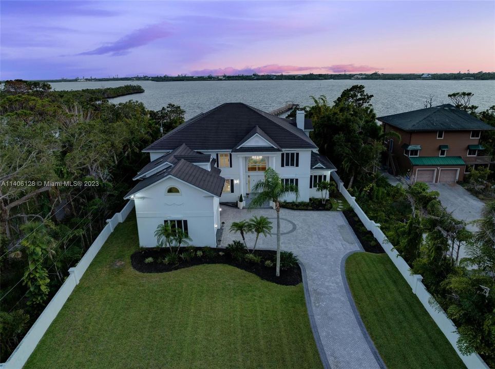 Recently Sold: $3,988,000 (5 beds, 5 baths, 8383 Square Feet)