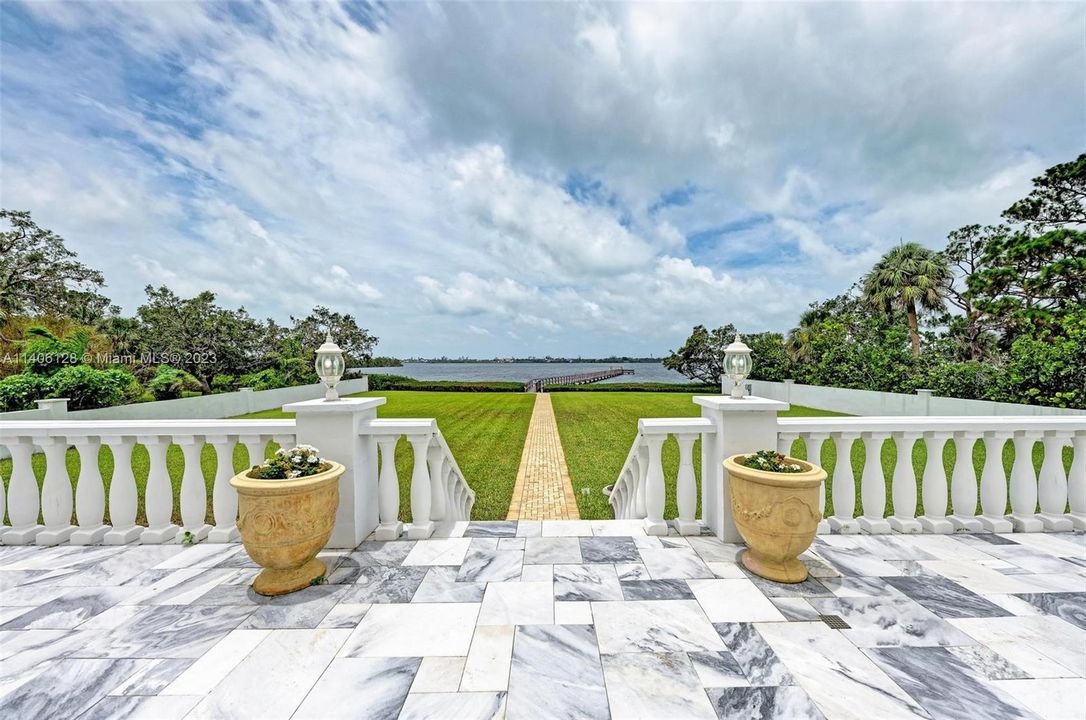 Recently Sold: $3,988,000 (5 beds, 5 baths, 8383 Square Feet)