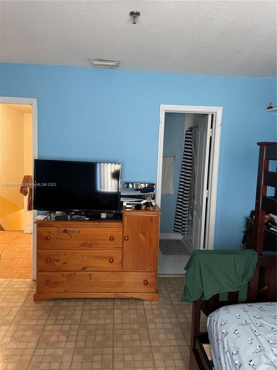 Recently Rented: $2,300 (2 beds, 2 baths, 1250 Square Feet)