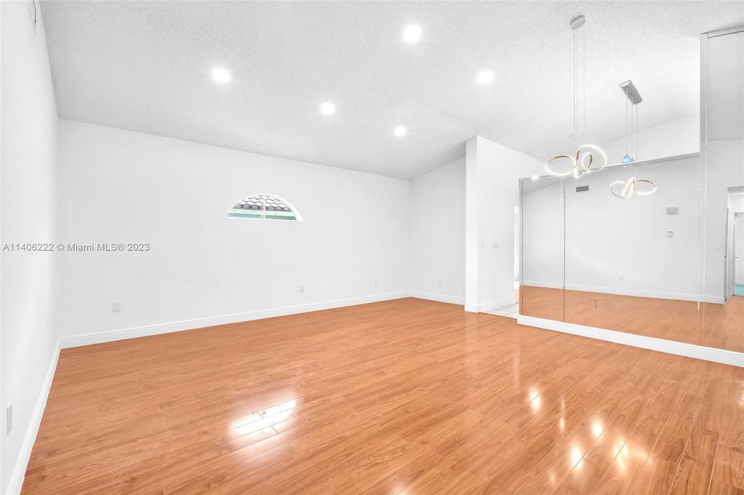 Living room/dining room combination