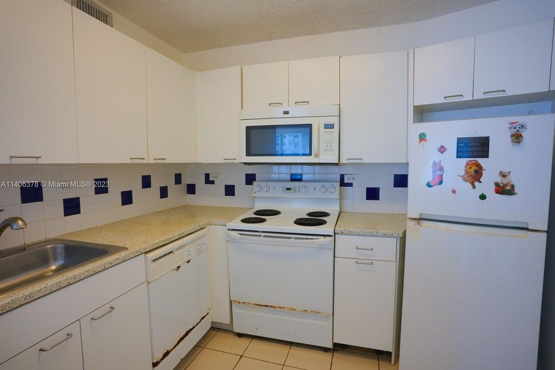 For Sale: $385,000 (0 beds, 1 baths, 584 Square Feet)