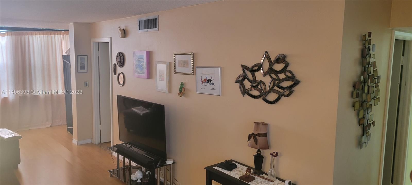 Recently Sold: $163,500 (1 beds, 1 baths, 900 Square Feet)