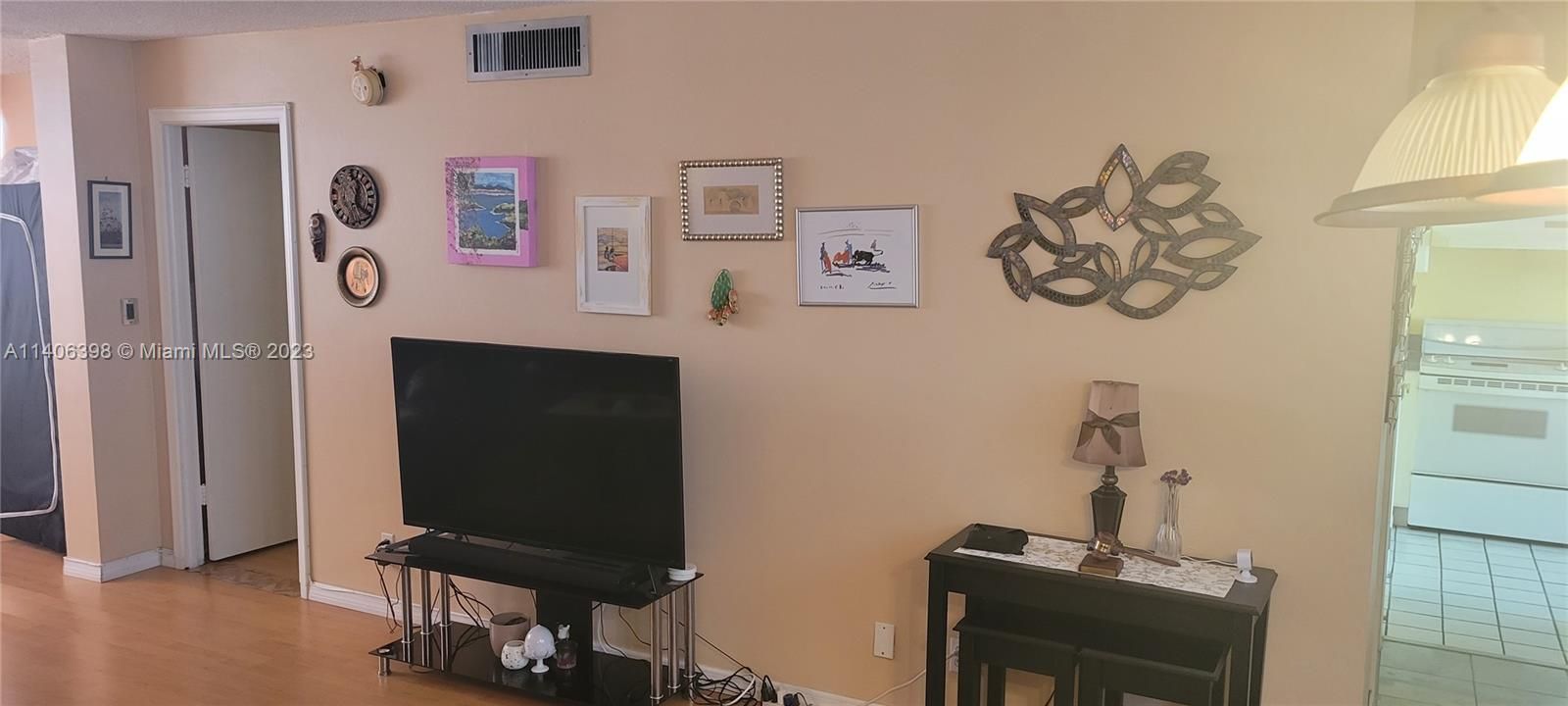 Recently Sold: $163,500 (1 beds, 1 baths, 900 Square Feet)