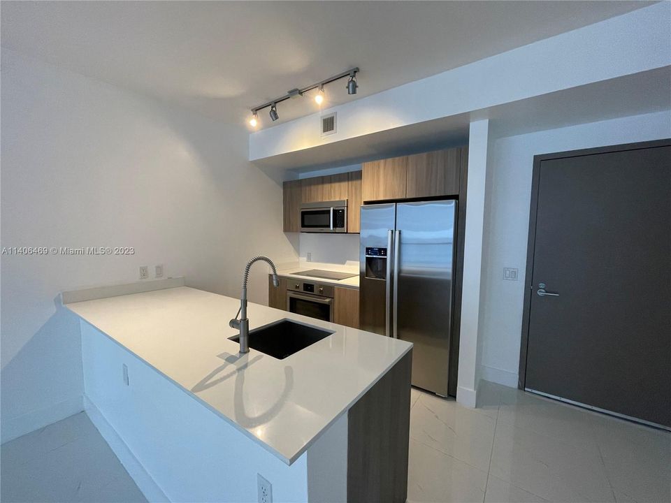 Recently Sold: $620,000 (2 beds, 2 baths, 980 Square Feet)