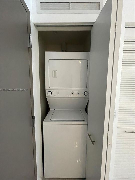 Recently Sold: $620,000 (2 beds, 2 baths, 980 Square Feet)