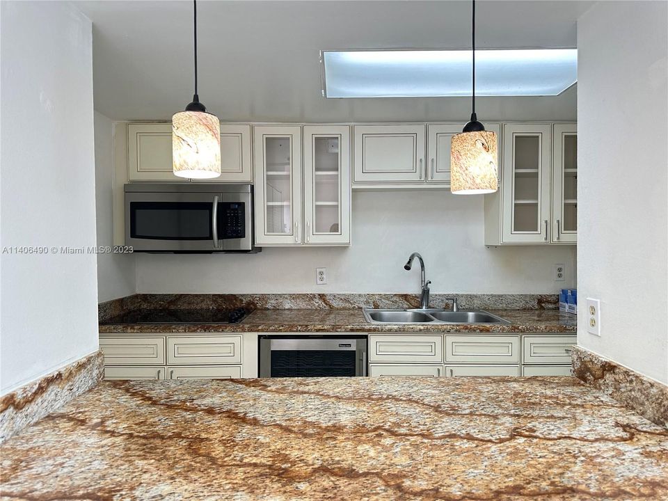 Recently Rented: $2,400 (2 beds, 2 baths, 1095 Square Feet)