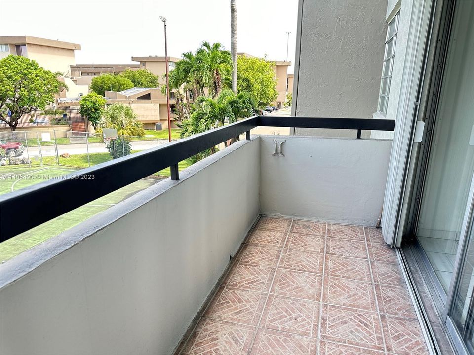 Recently Rented: $2,400 (2 beds, 2 baths, 1095 Square Feet)