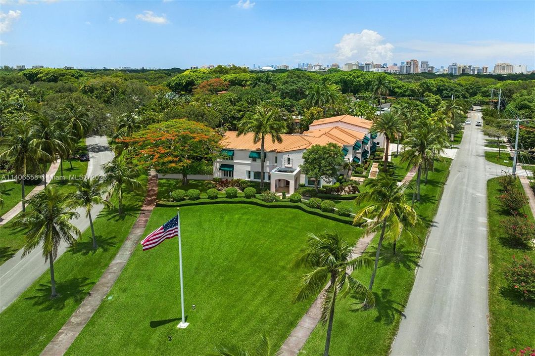 Active With Contract: $5,000,000 (7 beds, 8 baths, 10706 Square Feet)