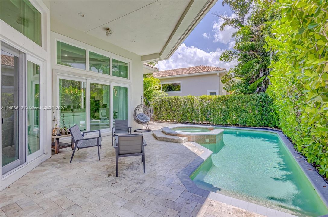 Recently Sold: $3,000,000 (5 beds, 5 baths, 4492 Square Feet)