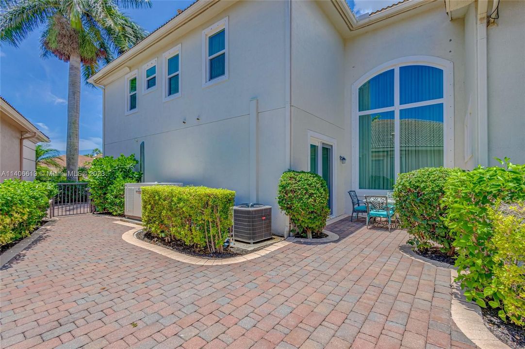 Recently Sold: $3,000,000 (5 beds, 5 baths, 4492 Square Feet)