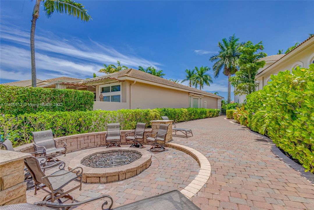 Recently Sold: $3,000,000 (5 beds, 5 baths, 4492 Square Feet)