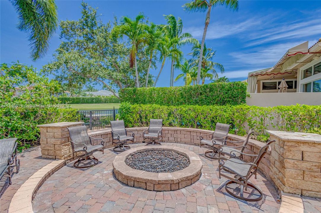 Recently Sold: $3,000,000 (5 beds, 5 baths, 4492 Square Feet)