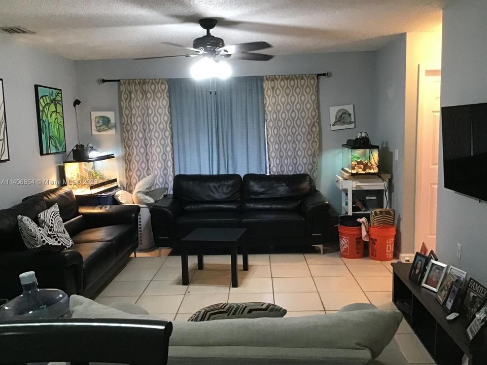 Recently Rented: $2,000 (2 beds, 2 baths, 925 Square Feet)