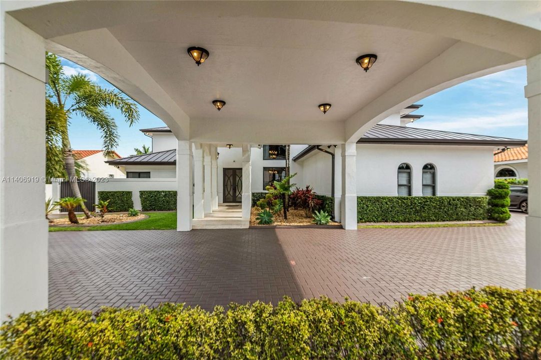 Recently Sold: $1,799,000 (5 beds, 4 baths, 4871 Square Feet)