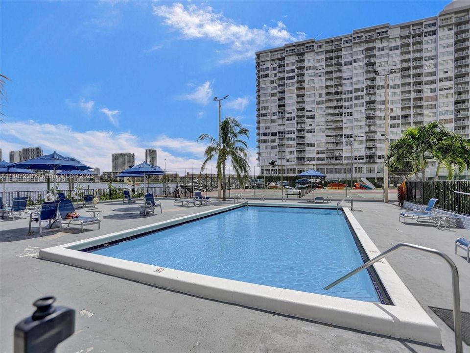 Recently Sold: $250,000 (2 beds, 2 baths, 1058 Square Feet)