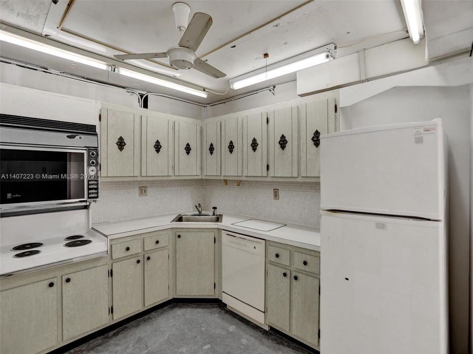 Recently Sold: $250,000 (2 beds, 2 baths, 1058 Square Feet)