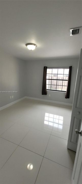 Active With Contract: $390,000 (2 beds, 1 baths, 835 Square Feet)