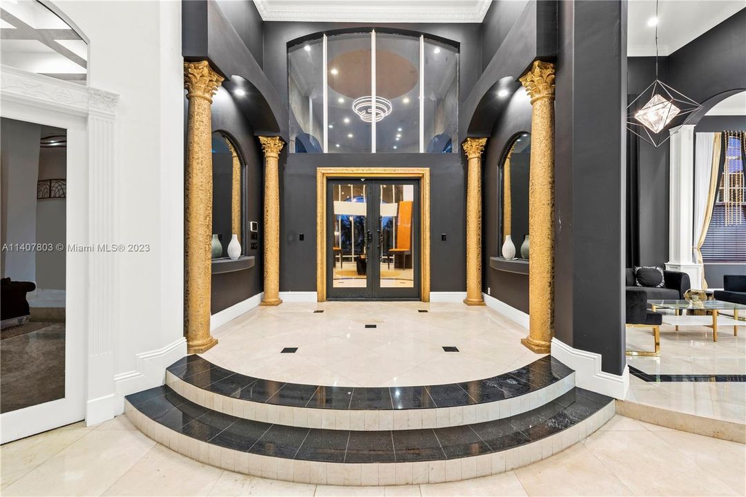 Recently Sold: $4,995,000 (8 beds, 6 baths, 8701 Square Feet)
