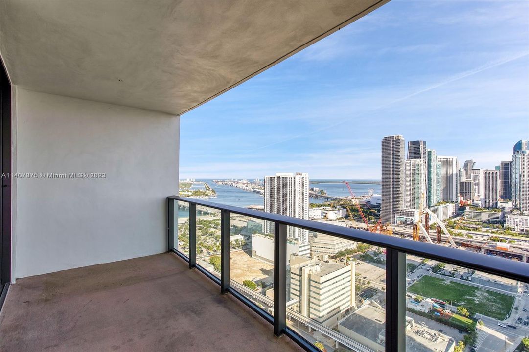 For Sale: $675,000 (2 beds, 2 baths, 880 Square Feet)