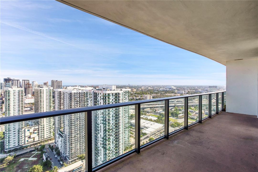 For Sale: $675,000 (2 beds, 2 baths, 880 Square Feet)