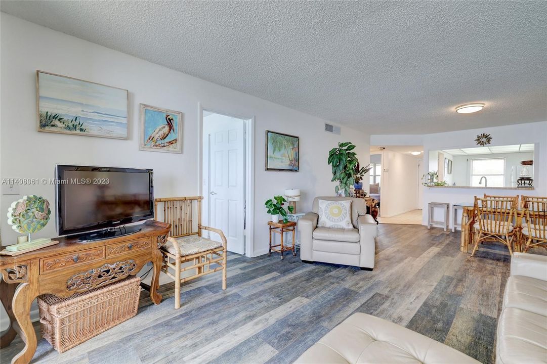 Recently Sold: $435,000 (2 beds, 2 baths, 984 Square Feet)