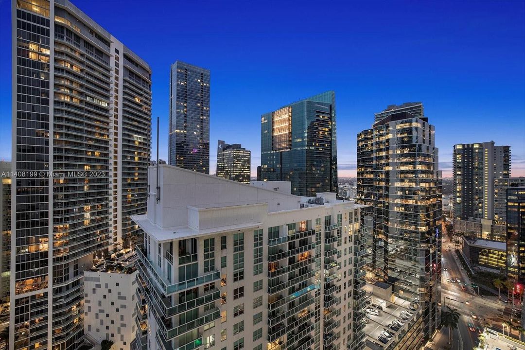 Recently Rented: $3,200 (1 beds, 1 baths, 825 Square Feet)