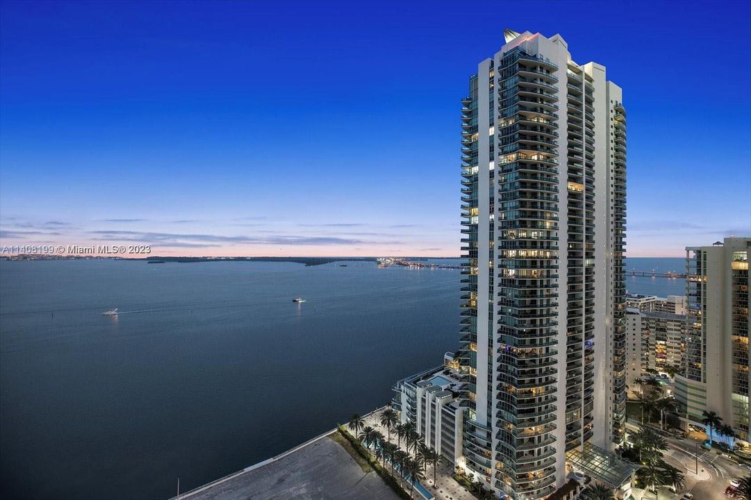 Recently Rented: $3,200 (1 beds, 1 baths, 825 Square Feet)