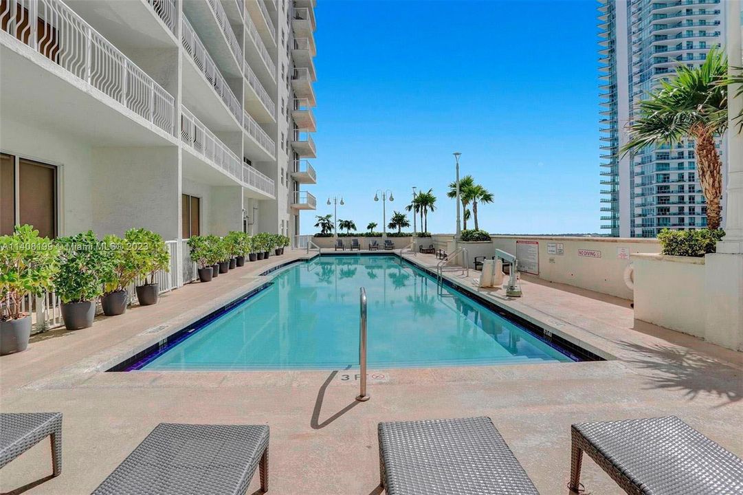 Recently Rented: $3,200 (1 beds, 1 baths, 825 Square Feet)