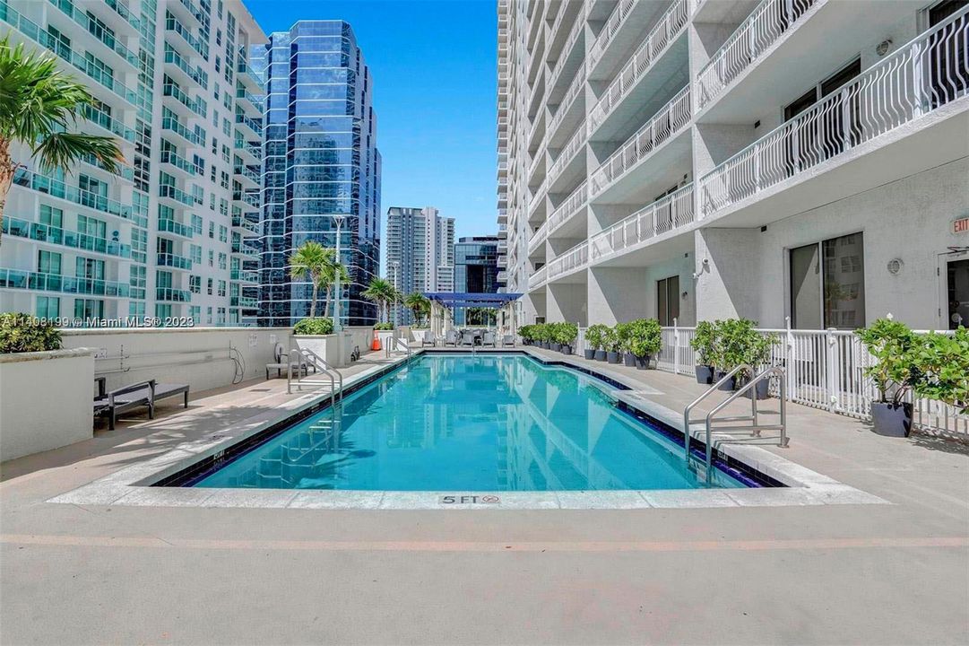 Recently Rented: $3,200 (1 beds, 1 baths, 825 Square Feet)