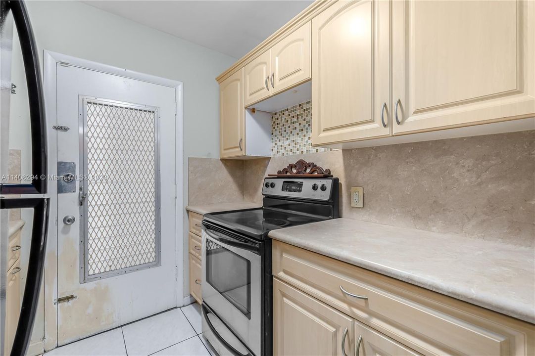 Недавно продано: $199,000 (1 спален, 1 ванн, 700 Квадратных фут)