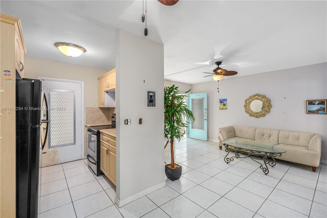 Недавно продано: $199,000 (1 спален, 1 ванн, 700 Квадратных фут)