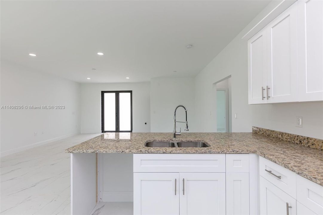 Recently Sold: $380,000 (3 beds, 2 baths, 1477 Square Feet)