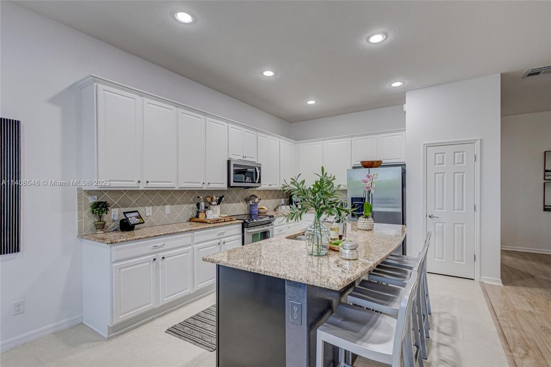 Recently Sold: $1,079,000 (3 beds, 2 baths, 1872 Square Feet)