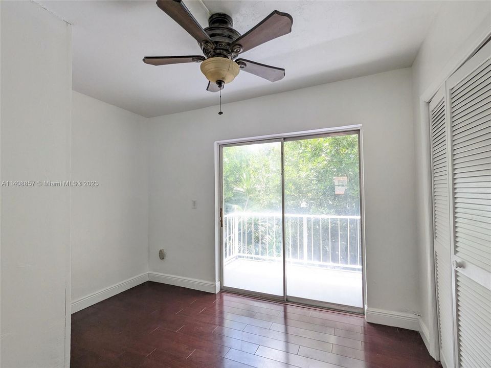 Recently Sold: $249,000 (2 beds, 1 baths, 960 Square Feet)