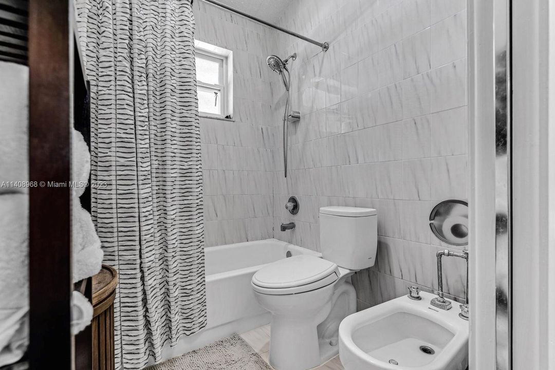 Recently Sold: $1,689,000 (3 beds, 2 baths, 1800 Square Feet)