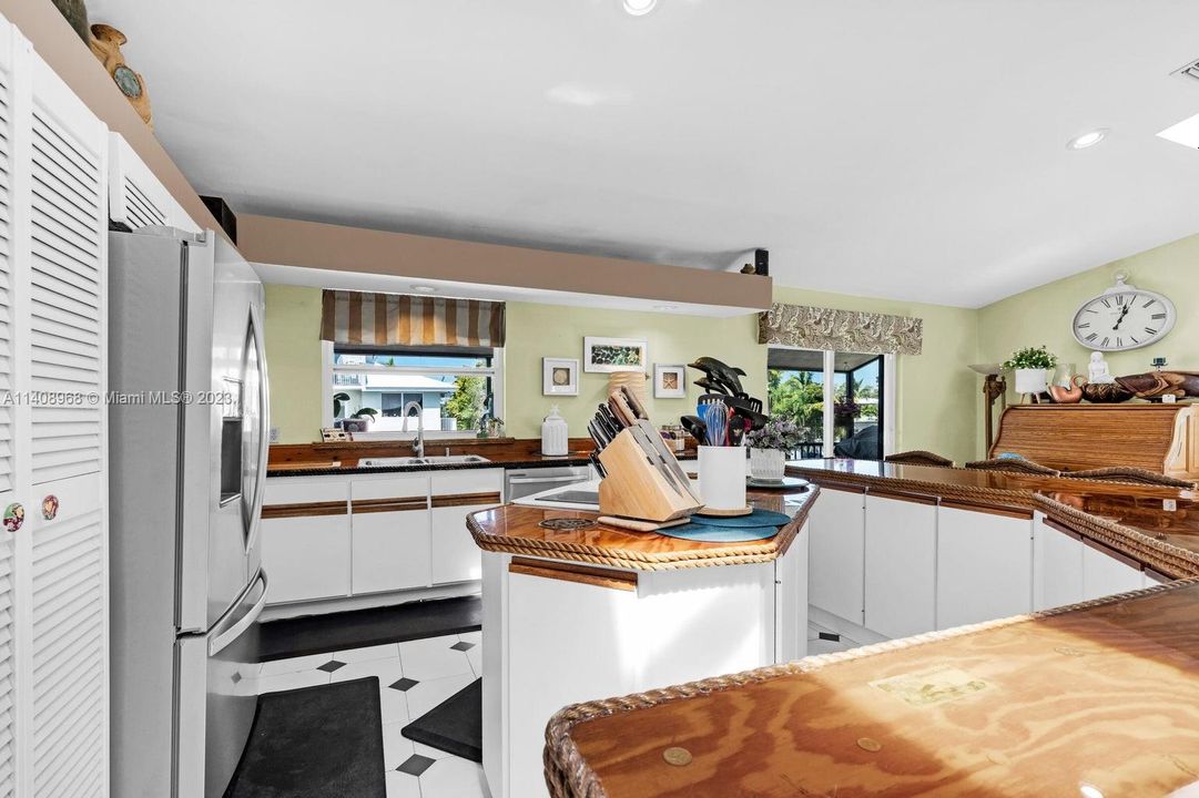 Recently Sold: $1,689,000 (3 beds, 2 baths, 1800 Square Feet)