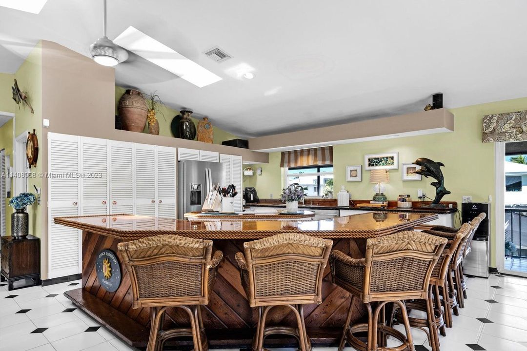 Recently Sold: $1,689,000 (3 beds, 2 baths, 1800 Square Feet)