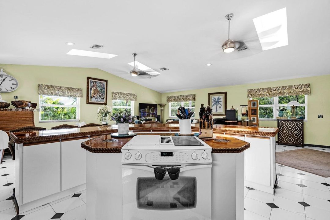 Recently Sold: $1,689,000 (3 beds, 2 baths, 1800 Square Feet)