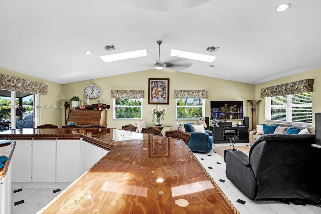 Recently Sold: $1,689,000 (3 beds, 2 baths, 1800 Square Feet)