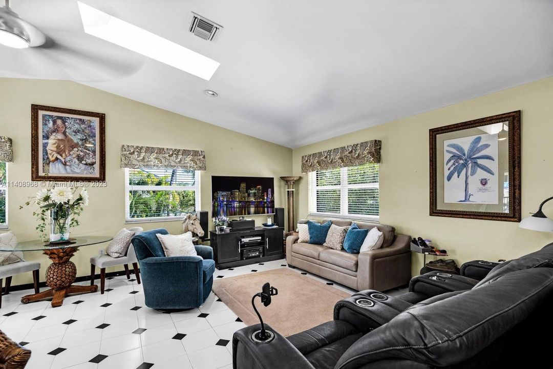 Recently Sold: $1,689,000 (3 beds, 2 baths, 1800 Square Feet)