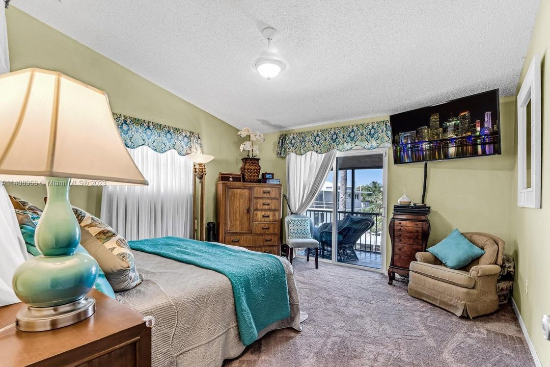 Recently Sold: $1,689,000 (3 beds, 2 baths, 1800 Square Feet)