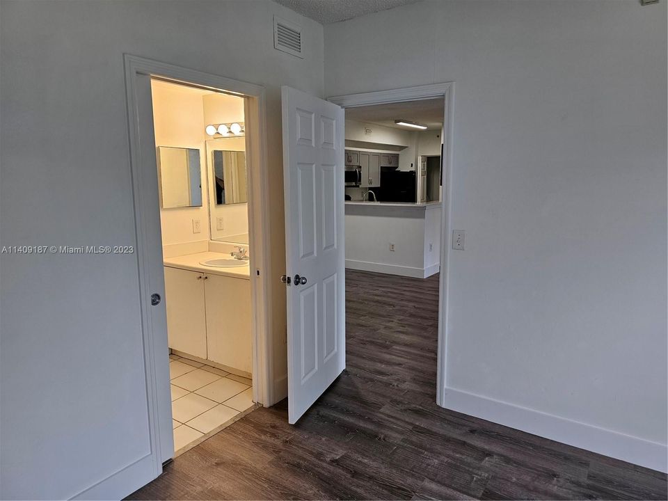 Recently Sold: $325,000 (3 beds, 2 baths, 1192 Square Feet)