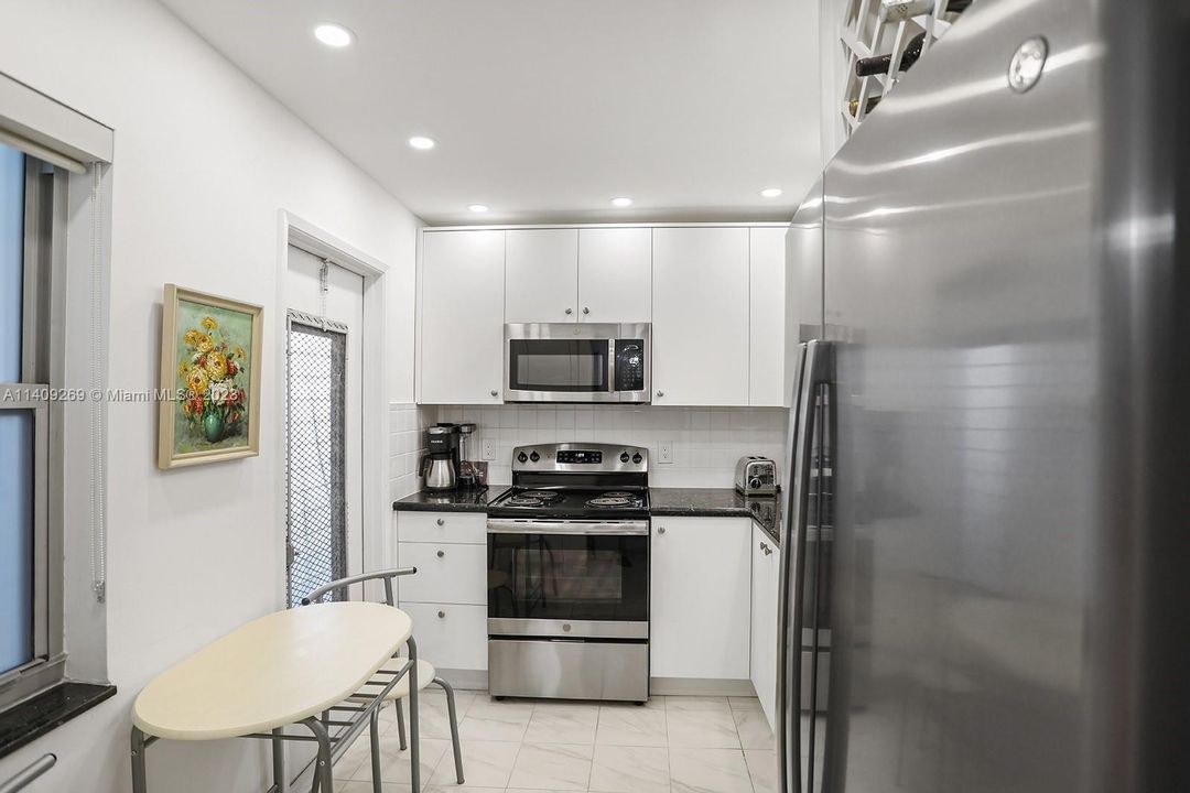 Recently Sold: $190,000 (1 beds, 1 baths, 785 Square Feet)