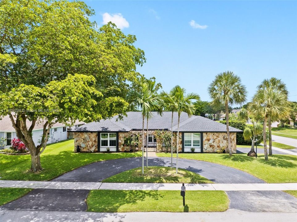 Recently Sold: $699,999 (4 beds, 2 baths, 2348 Square Feet)