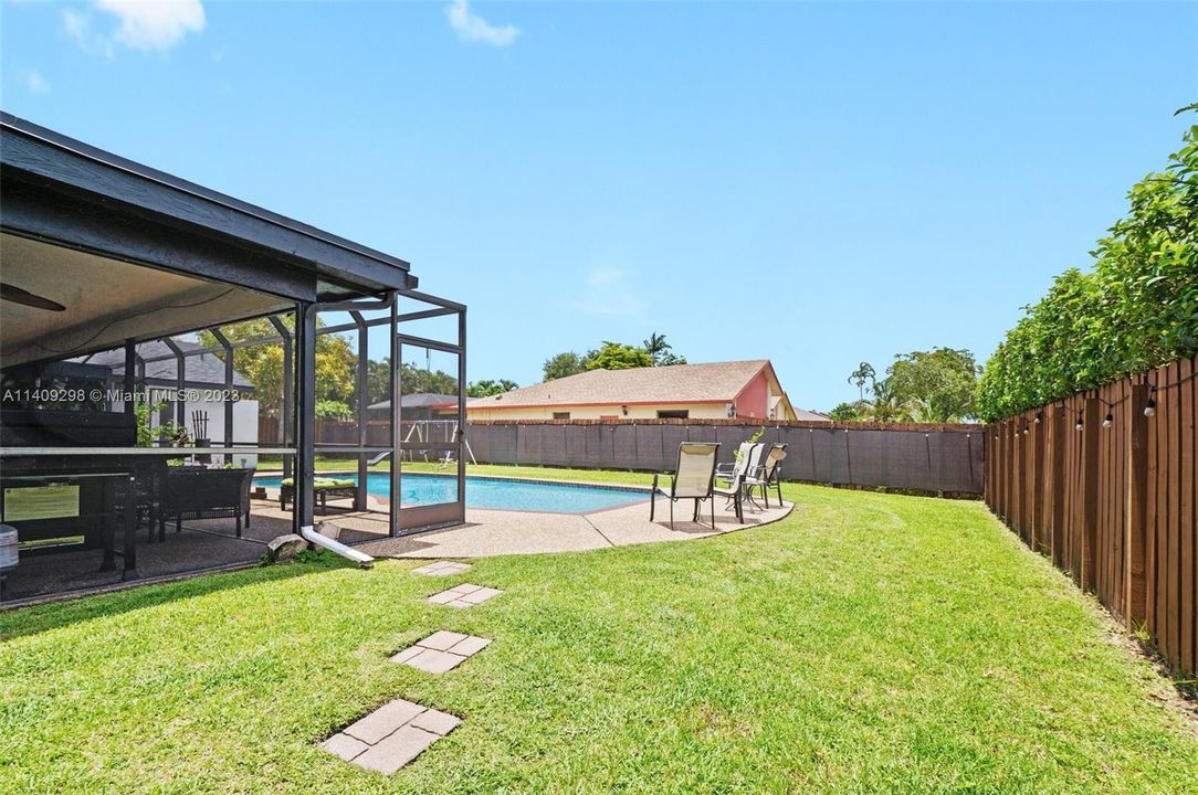 Recently Sold: $699,999 (4 beds, 2 baths, 2348 Square Feet)